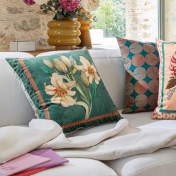 Cuscino decorativo in velluto con gigli bianchi – Retro geometrico verde