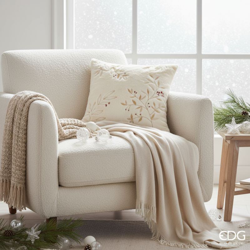 Natale in salotto - Cuscino effetto peluche natalizio in bianco con ricami oro lemoirehome