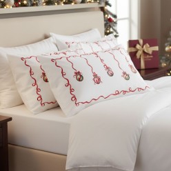 Federe Natalizie Eleganti Carols su Letto Bianco con Albero di Natale Illuminato