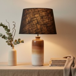 Lampada da tavolo in ceramica con paralume in tessuto – L'Oca Nera