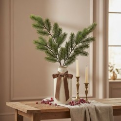 Composizione Vaso Ramo Pino e candelabri ottone