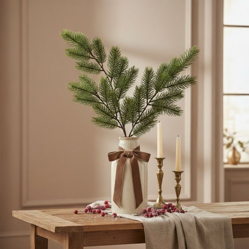Composizione Vaso Ramo Pino e candelabri ottone