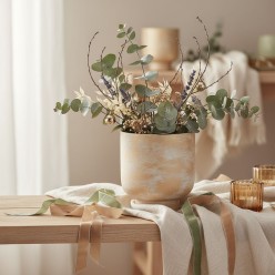 Vaso Lanzarote Light Gold su tavolo in legno con composizione di eucalipto e fiori essiccati.