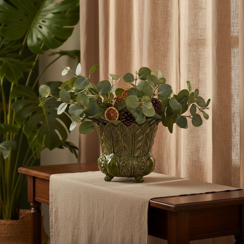 Cachepot Freaky Foglie EDG in un ambiente luminoso con tendaggi neutri e un tocco di stile tropicale.