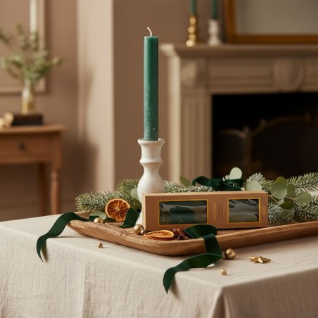 Candela a stelo Verde Bosco EDG su candeliere d'ottone, un dettaglio di lusso su vassoio in legno.