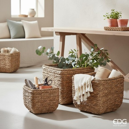 Tris di ceste in rattan EDG su pavimento in cemento in soggiorno