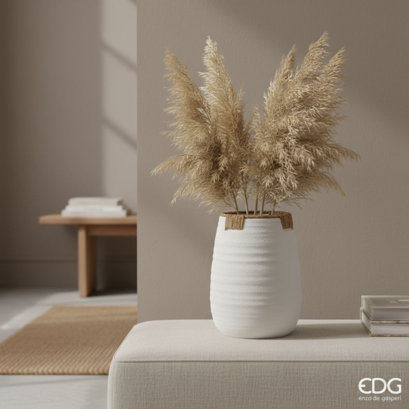 Vaso alto bianco con Pampas Grass e rami ricurvi in salotto minimal