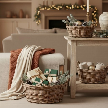 Cesto grande in rattan con plaid di lana e regali incartati