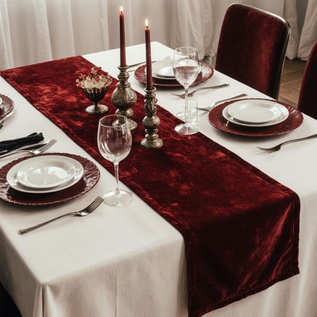 Runner tavolo velluto rosso Ambrosia allestito con candele